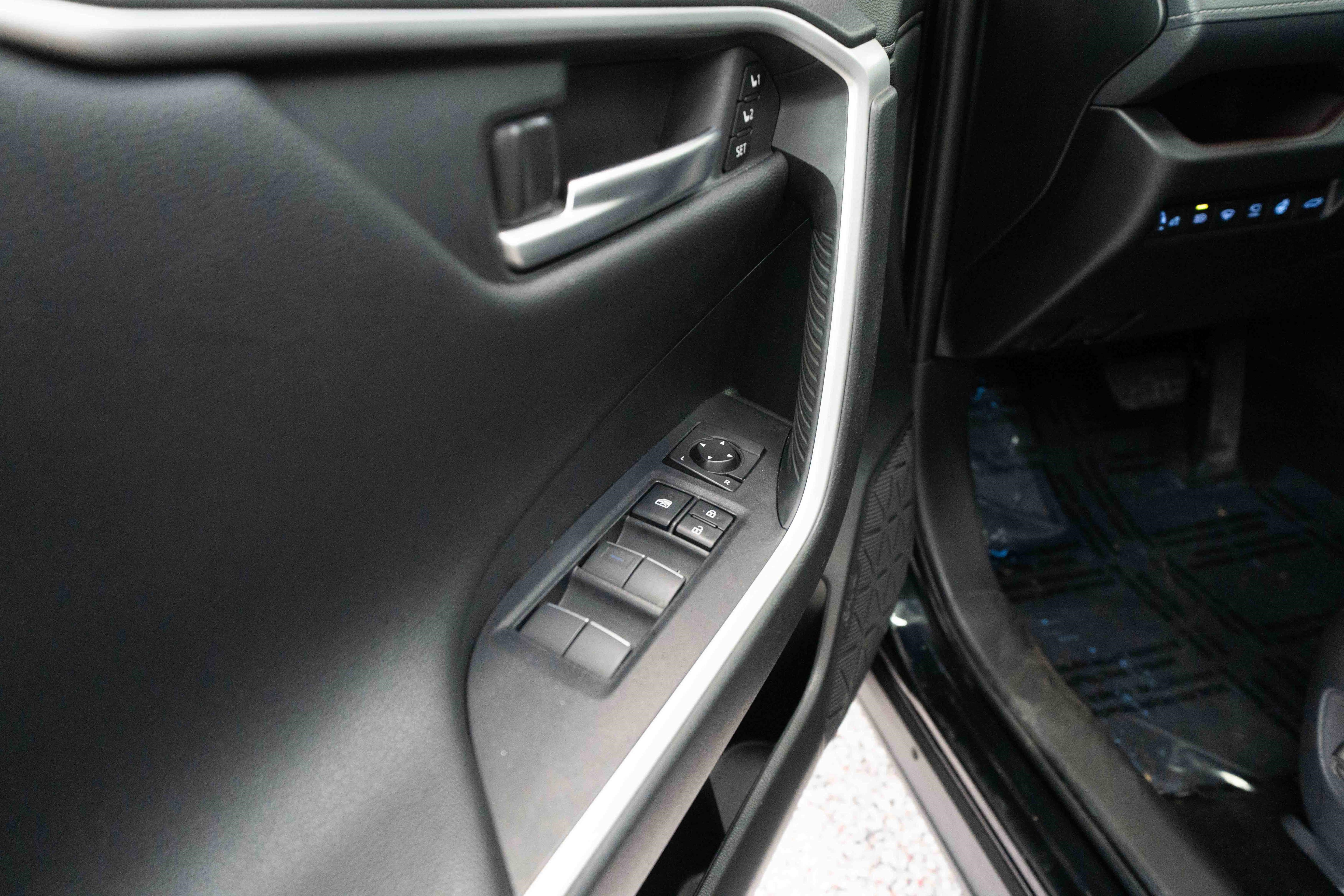 Used 2020 Toyota RAV4 Limited AWD/4WD image 7