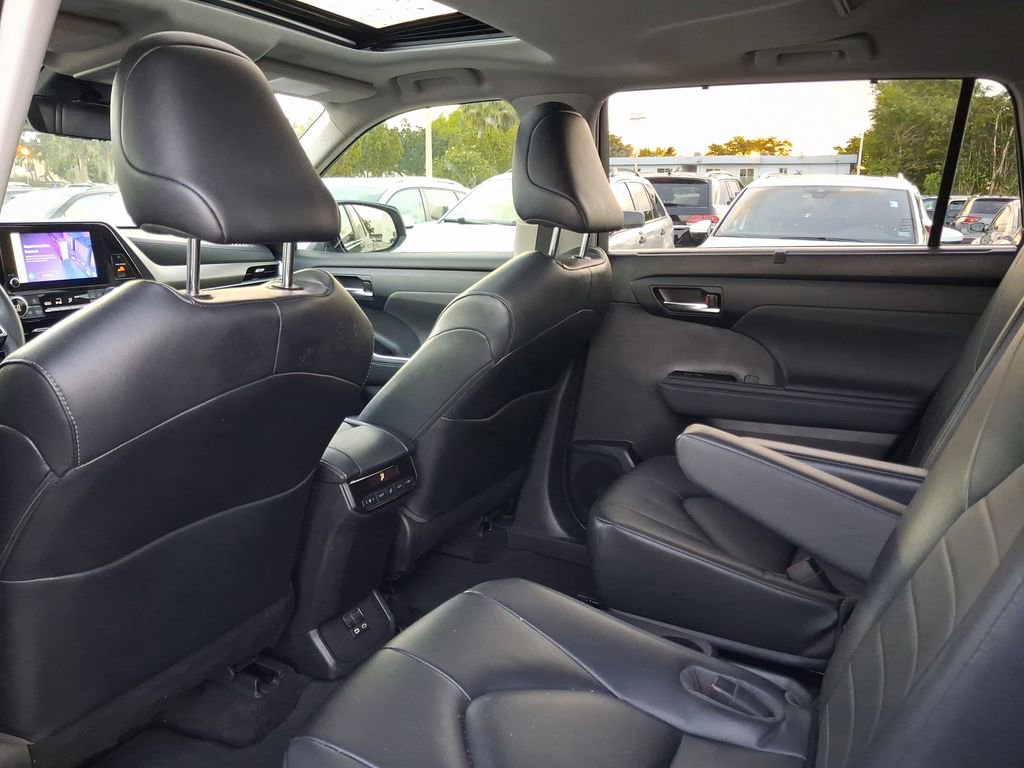 Used 2023 Toyota Highlander XLE FWD image 7