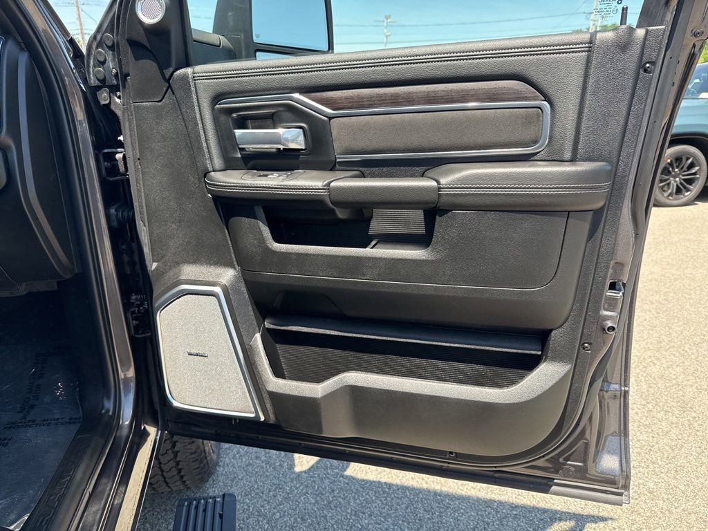 Used 2025 RAM 2500 Laramie AWD/4WD image 32