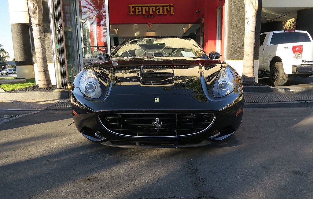 Used 2013 Ferrari California RWD image 3