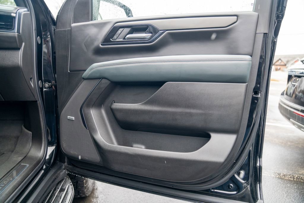 Used 2025 GMC Yukon XL AT4 image 10