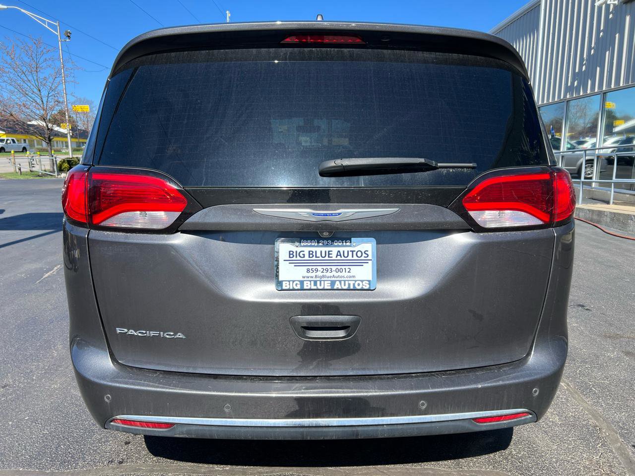 Used 2018 Chrysler Pacifica Touring-L image 4