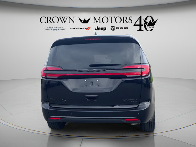Used 2025 Chrysler Pacifica Limited AWD/4WD image 6