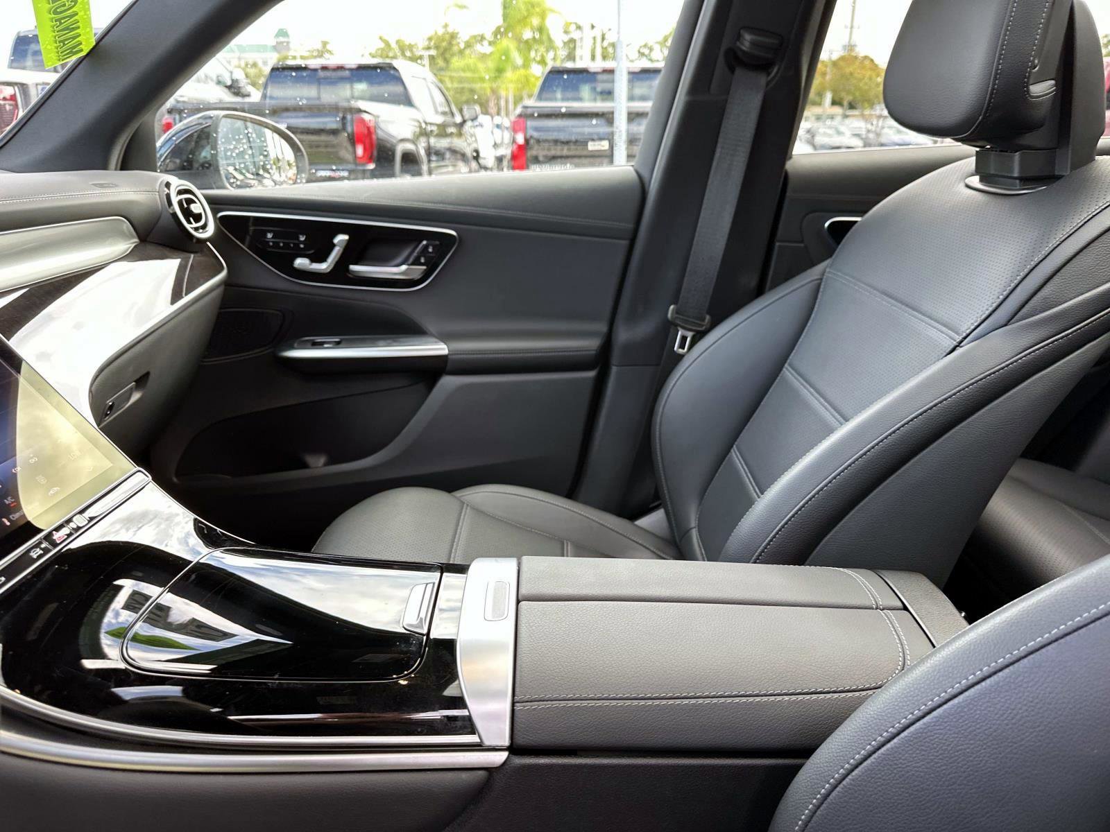 Used 2025 Mercedes-Benz GLC 300 image 24