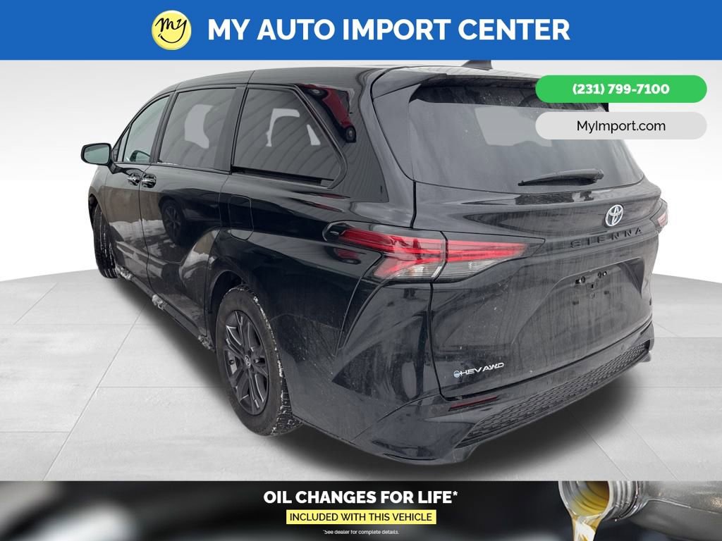 Used 2025 Toyota Sienna XSE image 3