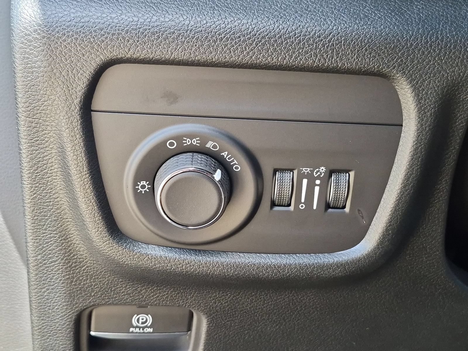 Used 2025 Jeep Grand Cherokee Laredo RWD image 21