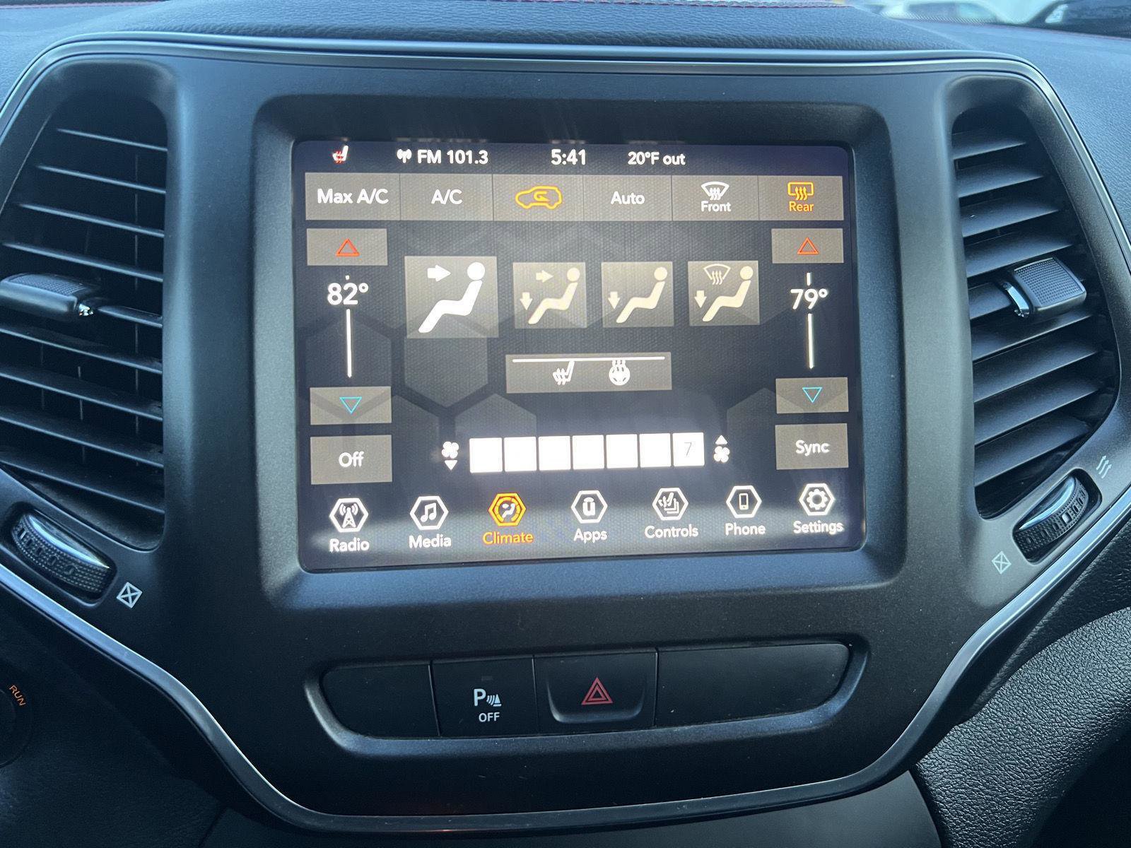 Used 2019 Jeep Cherokee Trailhawk w/ Cold Weather Group image 15