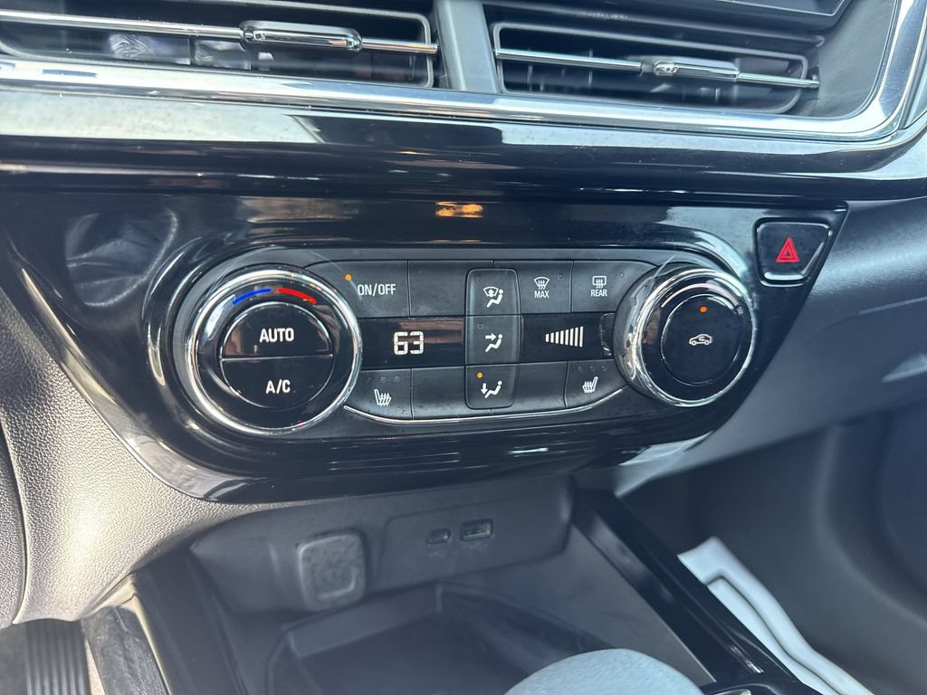 Used 2025 Chevrolet Trax RS w/ Sunroof Package FWD image 19