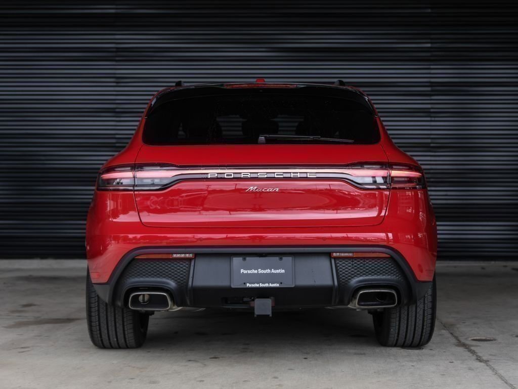 Certified 2025 Porsche Macan image 5