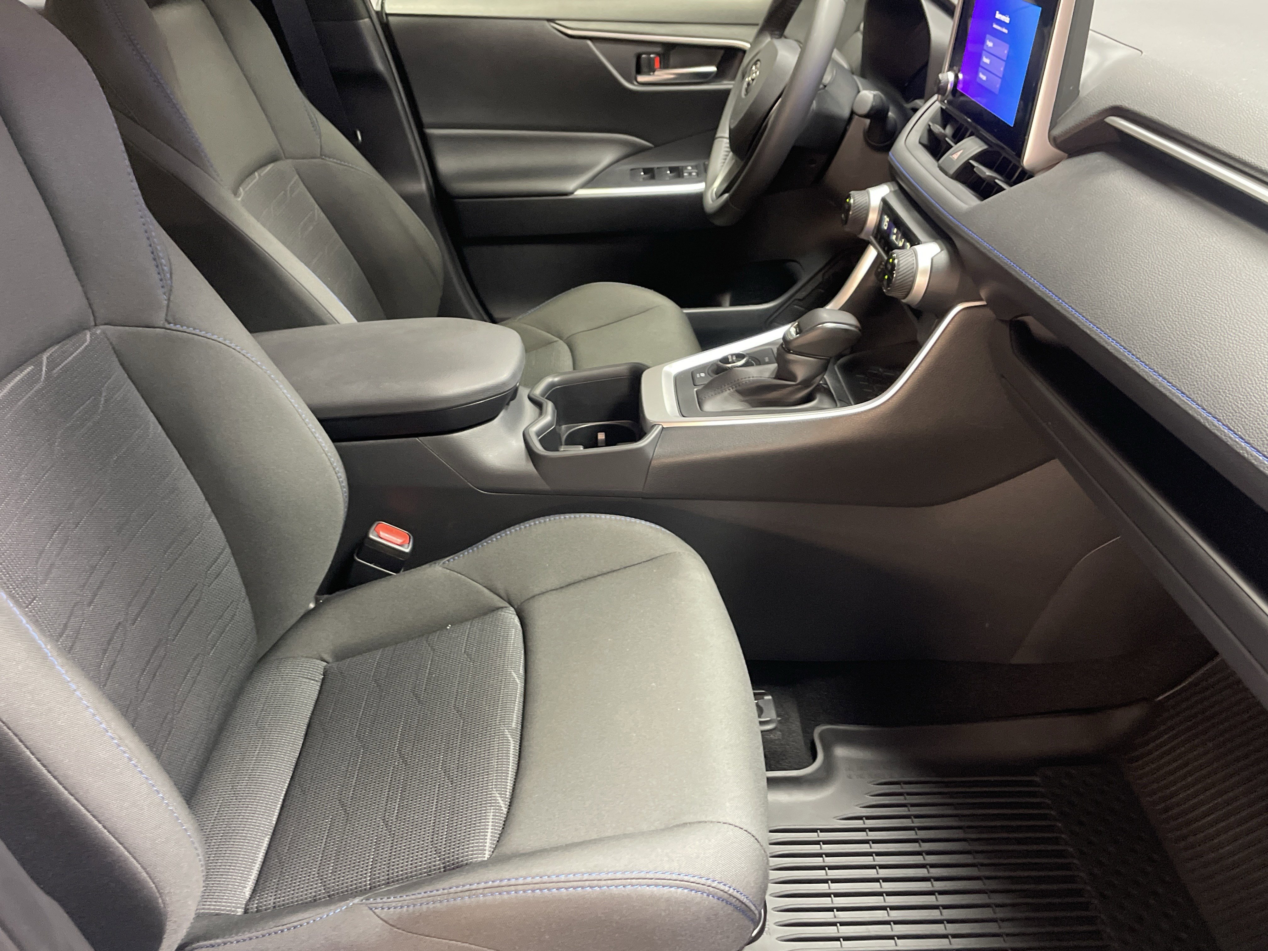 Certified 2025 Toyota RAV4 SE image 35