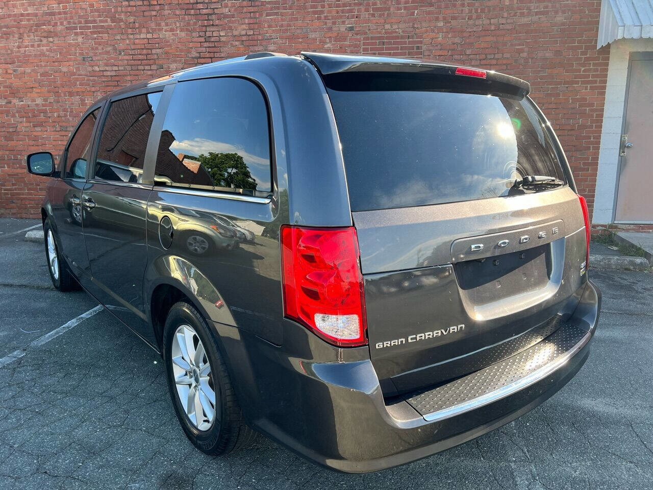 Used 2019 Dodge Grand Caravan SXT image 5