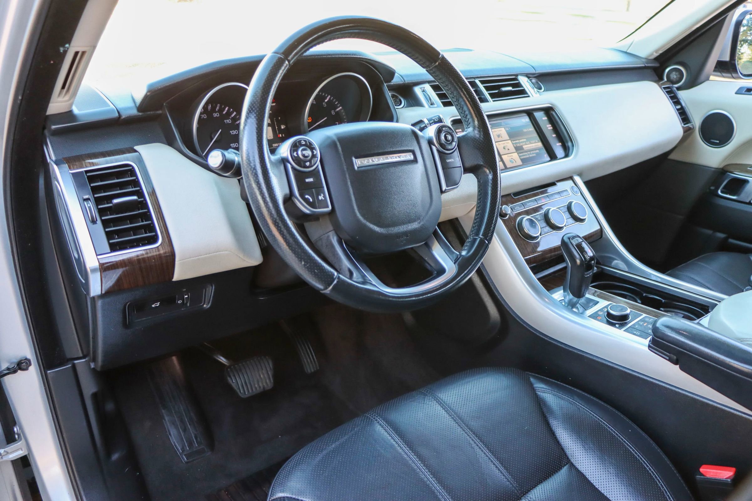 Used 2014 Land Rover Range Rover Sport HSE image 11