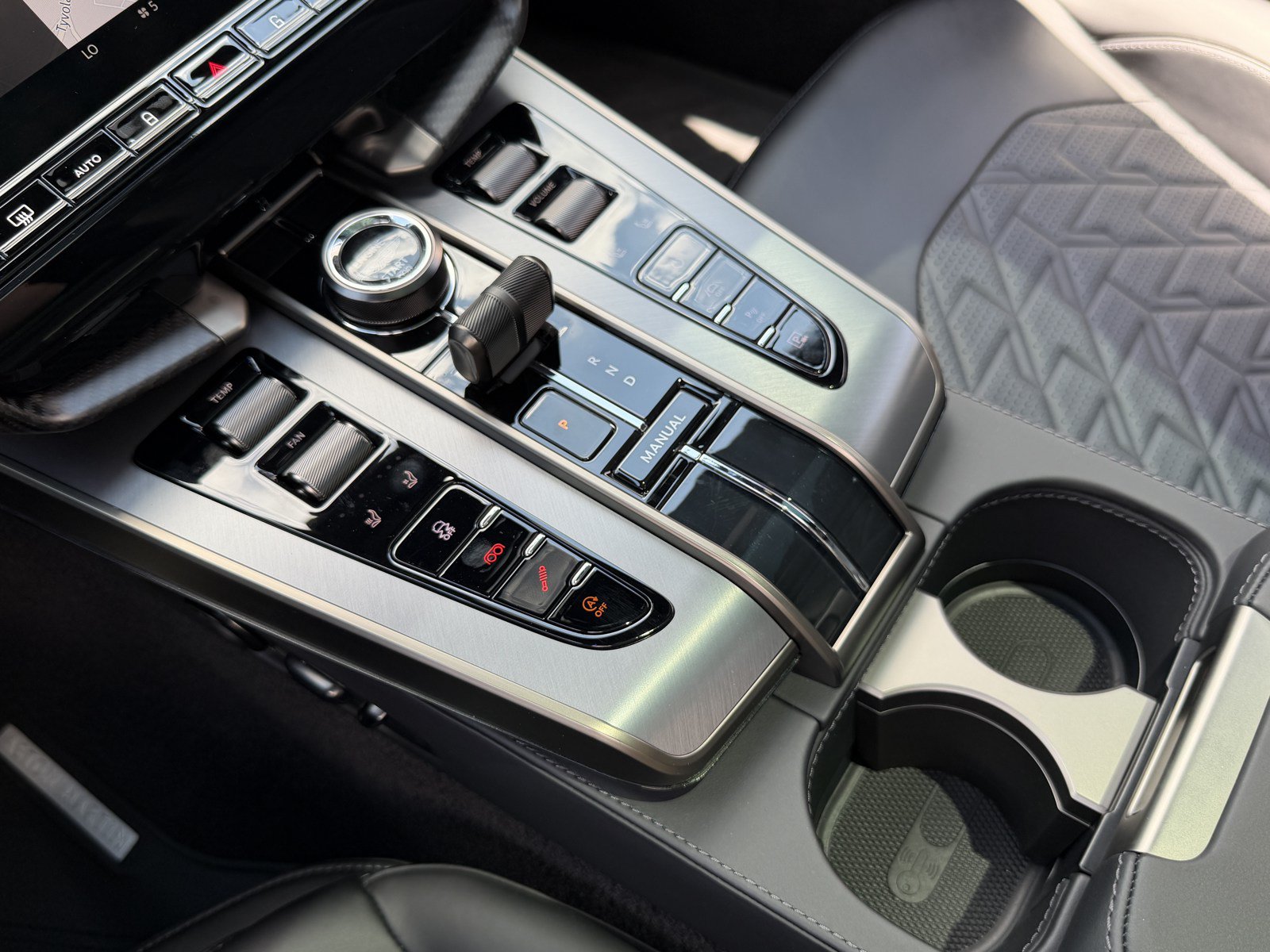 Used 2025 Aston Martin Vanquish RWD image 28