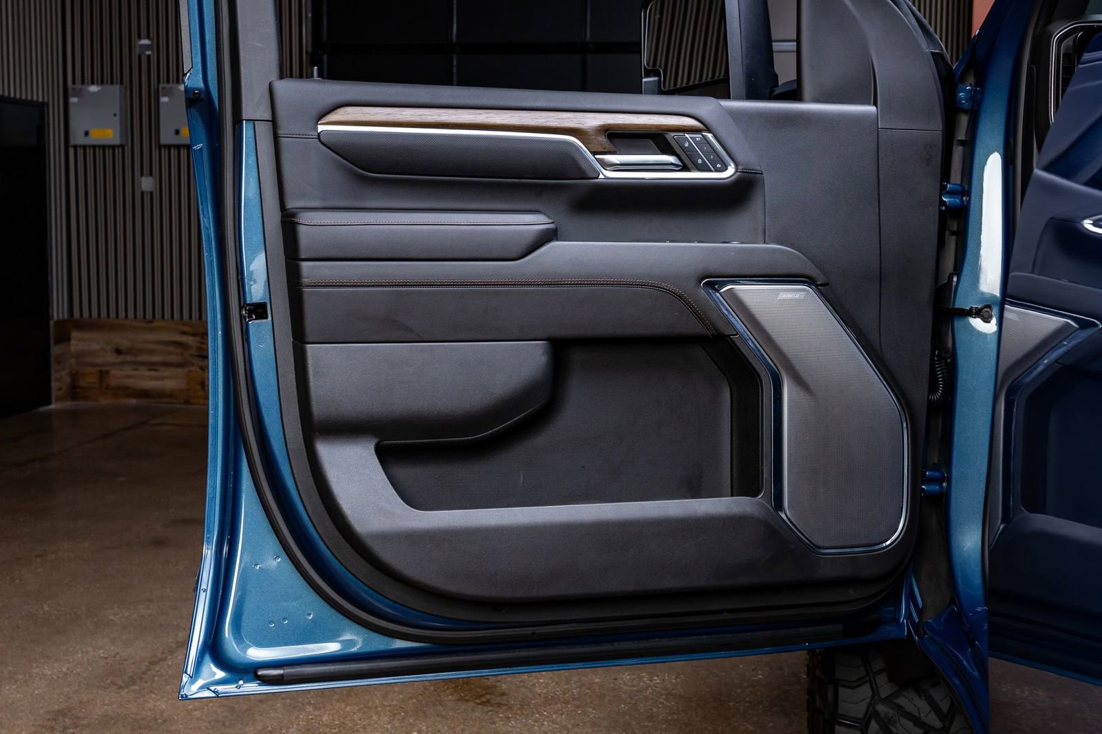 Used 2024 Chevrolet Silverado 2500 High Country w/ High Country Premium Package AWD/4WD image 36