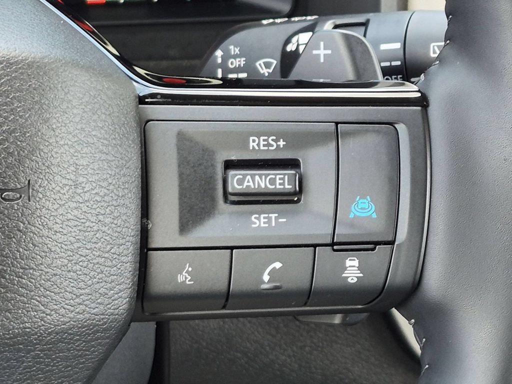 Used 2025 Nissan Rogue SL AWD/4WD image 17