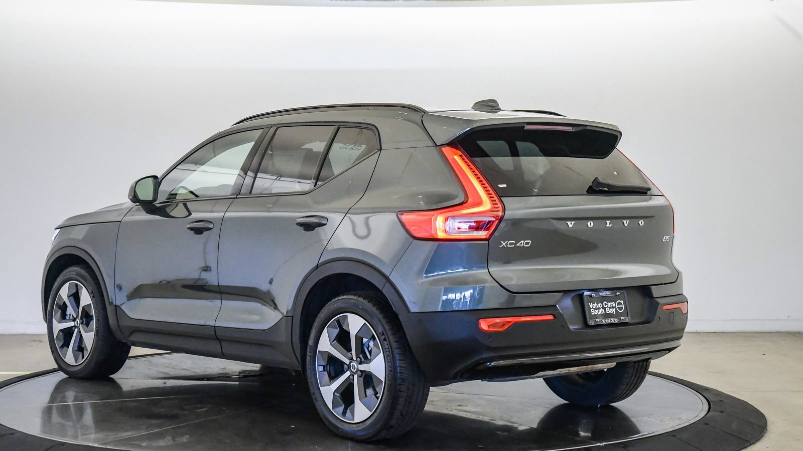 Certified 2026 Volvo XC40 B5 Plus AWD/4WD image 2