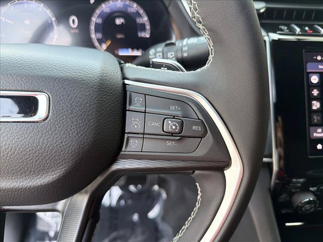 Used 2024 Jeep Grand Cherokee Laredo w/ Luxury Tech Group I AWD/4WD image 16