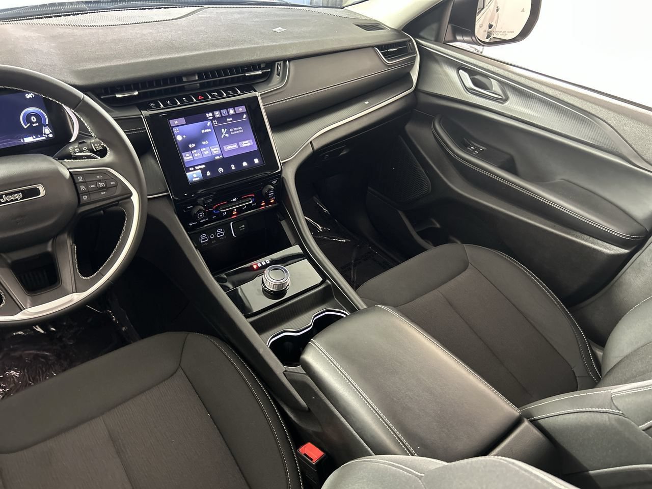 Used 2023 Jeep Grand Cherokee Laredo X RWD image 23