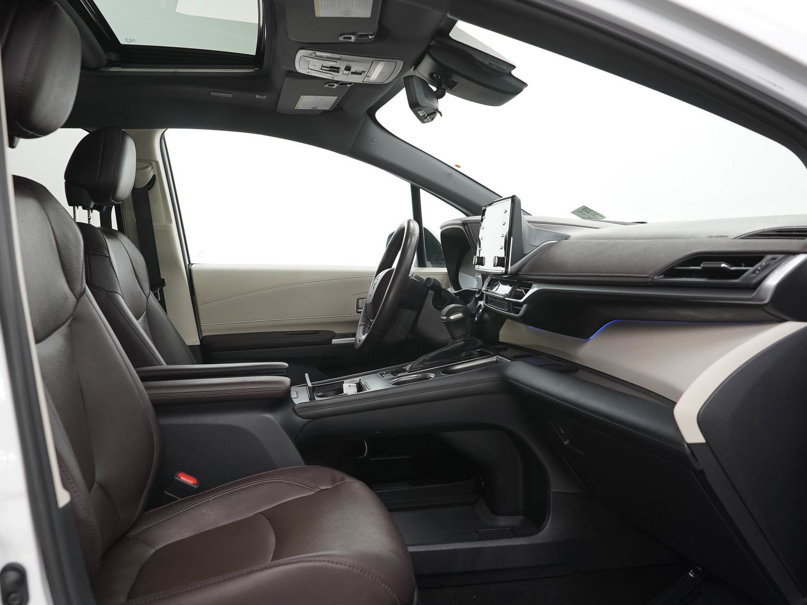Used 2021 Toyota Sienna Platinum AWD/4WD image 13