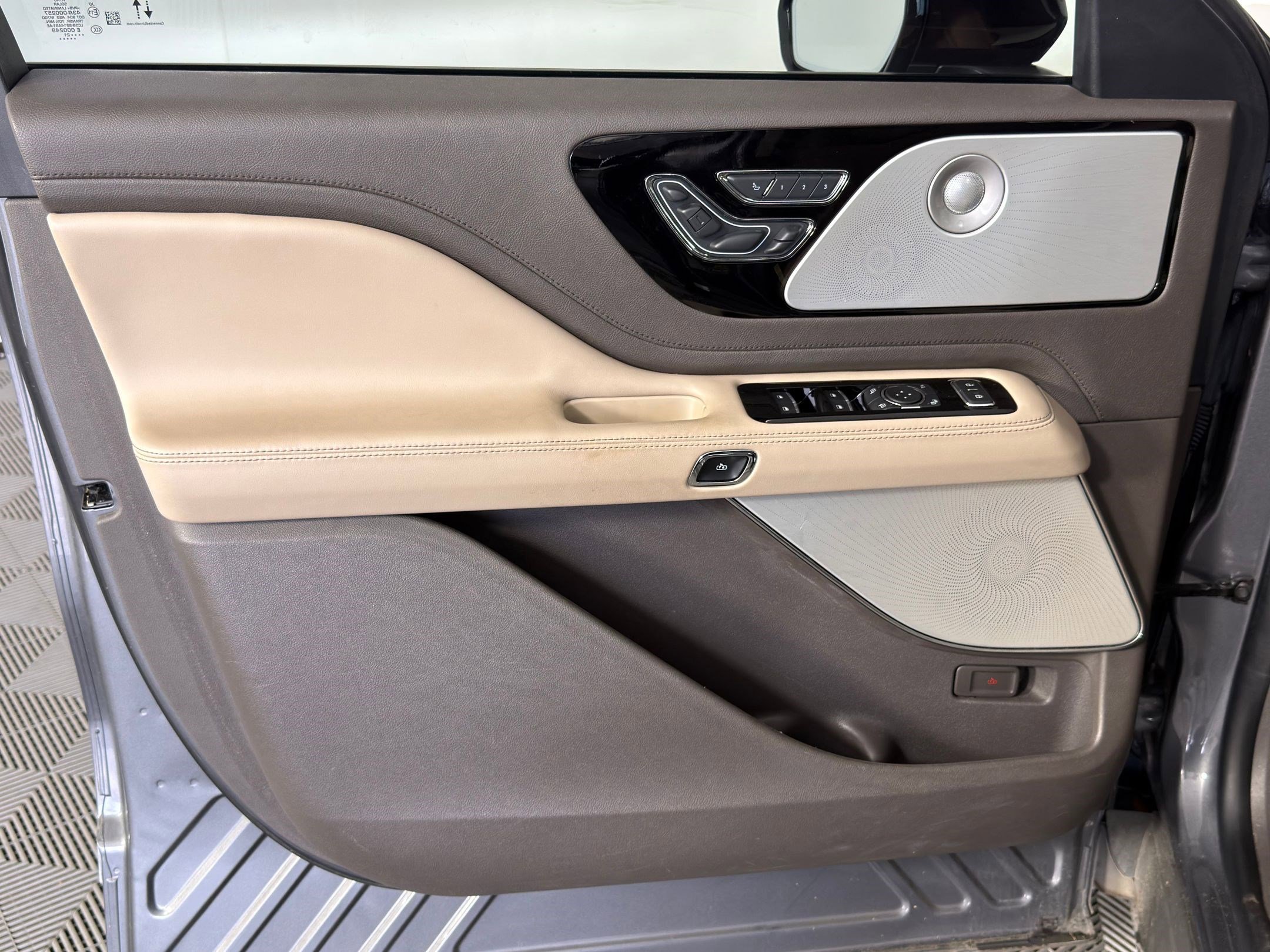 Used 2022 Lincoln Aviator Reserve w/ Equipment Group 201A image 11