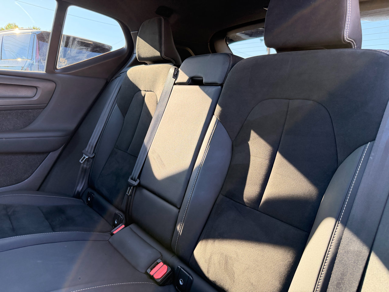 Used 2022 Volvo XC40 P8 Recharge Plus image 16