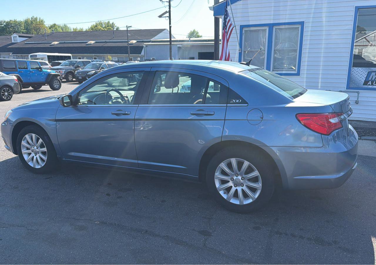 Used 2011 Chrysler 200 Touring FWD image 4