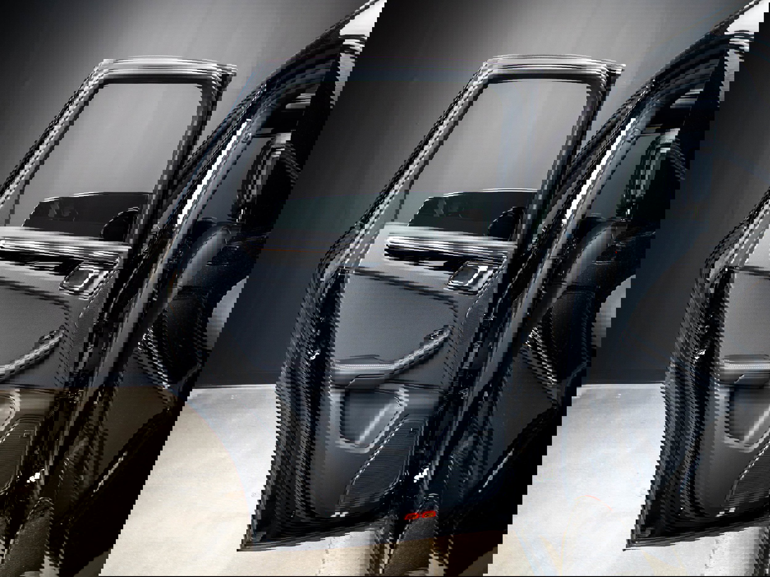 Certified 2025 Porsche Macan Turbo image 38