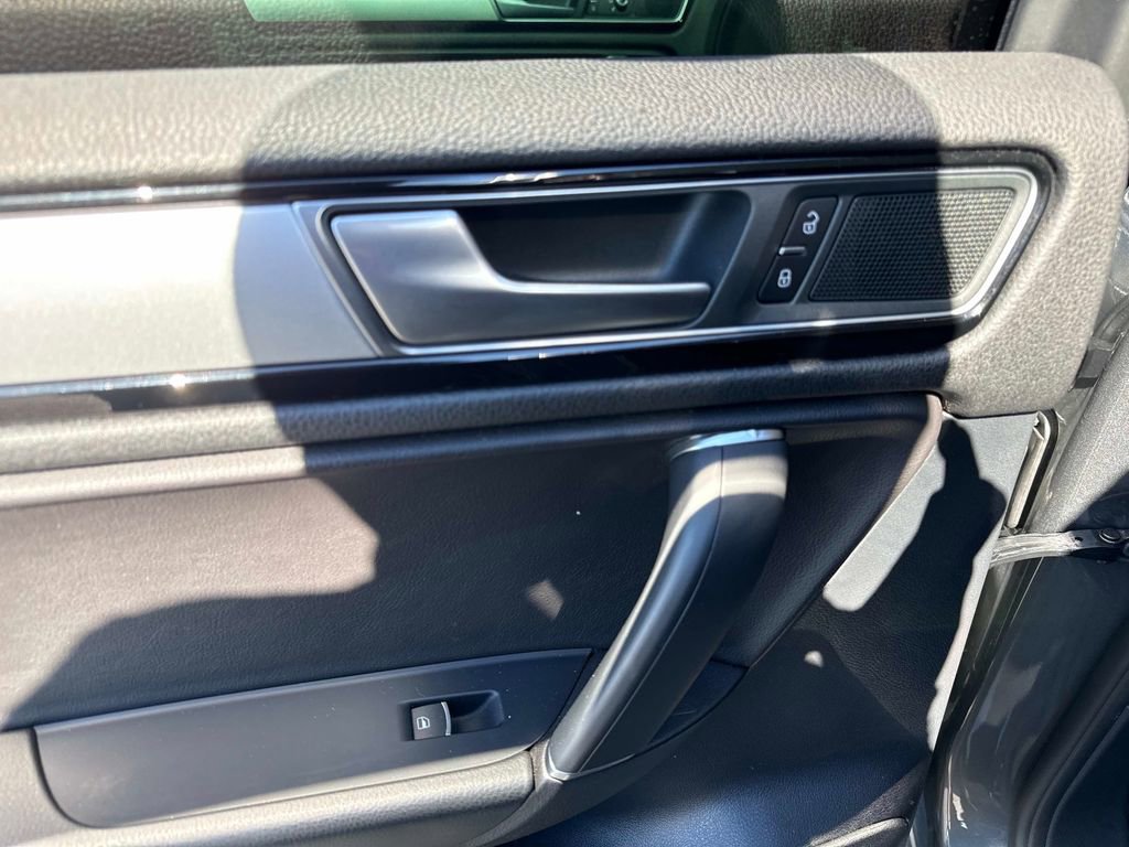 Used 2016 Volkswagen Touareg Sport image 14