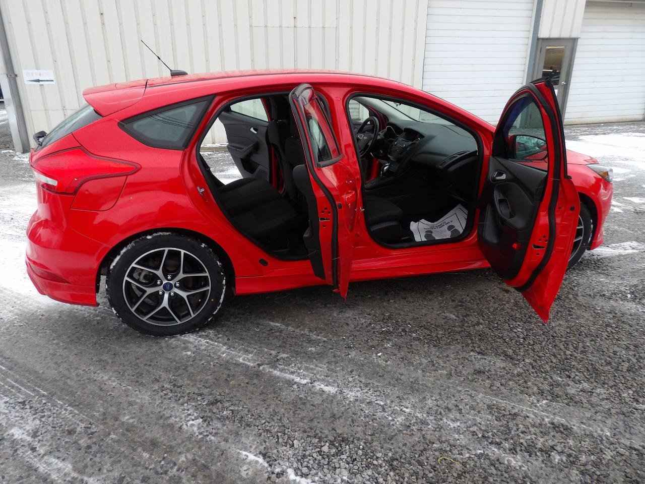 Used 2015 Ford Focus SE w/ SE Sport Package image 6