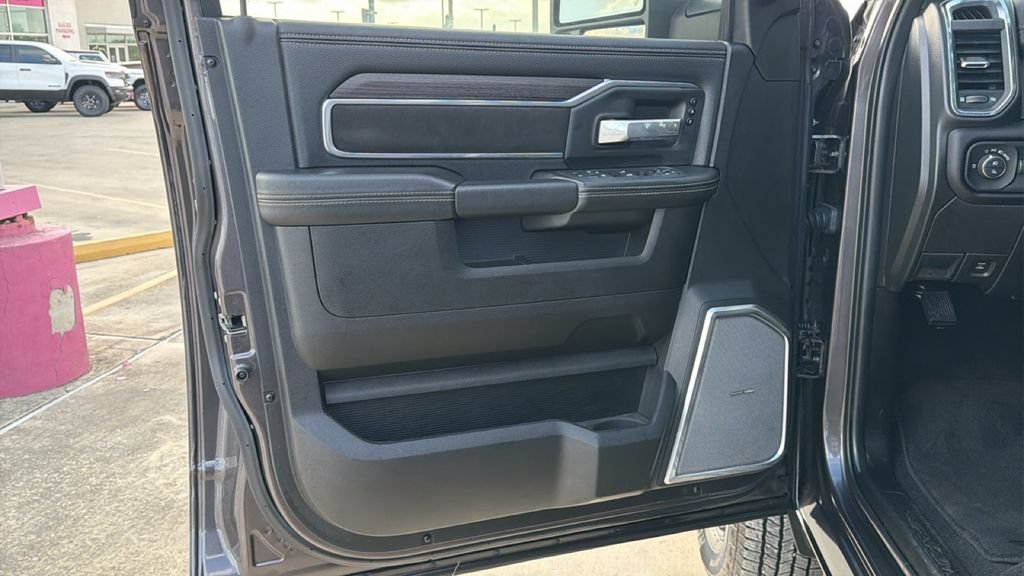Used 2025 RAM 3500 Laramie AWD/4WD image 11