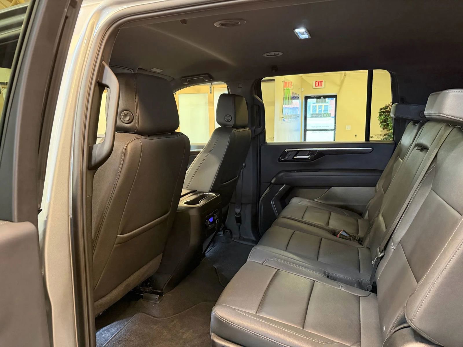 Used 2025 Chevrolet Suburban Z71 image 16