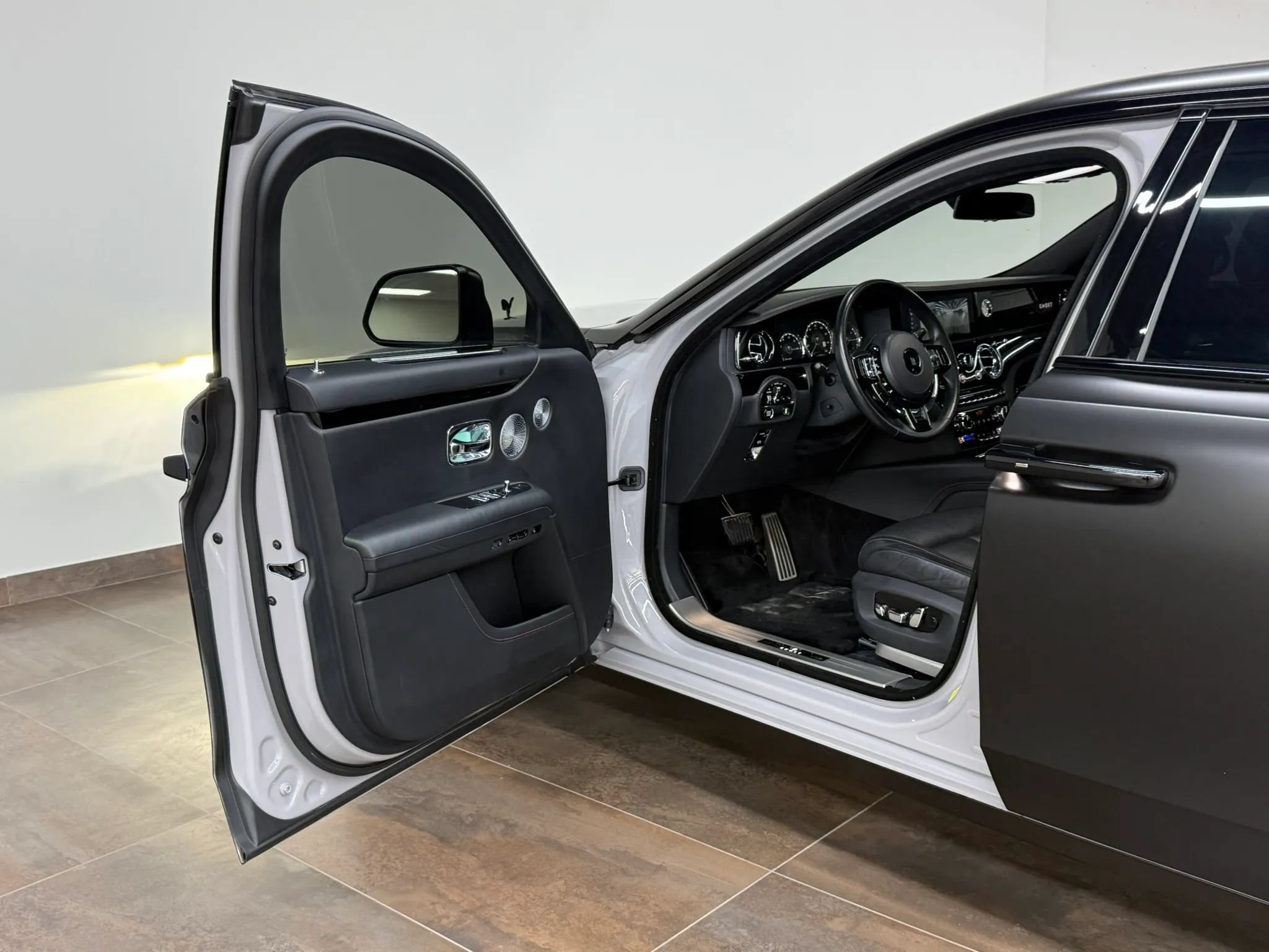 Used 2022 Rolls-Royce Ghost AWD/4WD image 32