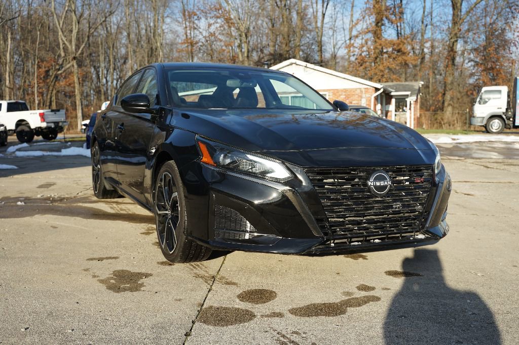 Used 2023 Nissan Altima 2.5 SR FWD image 1
