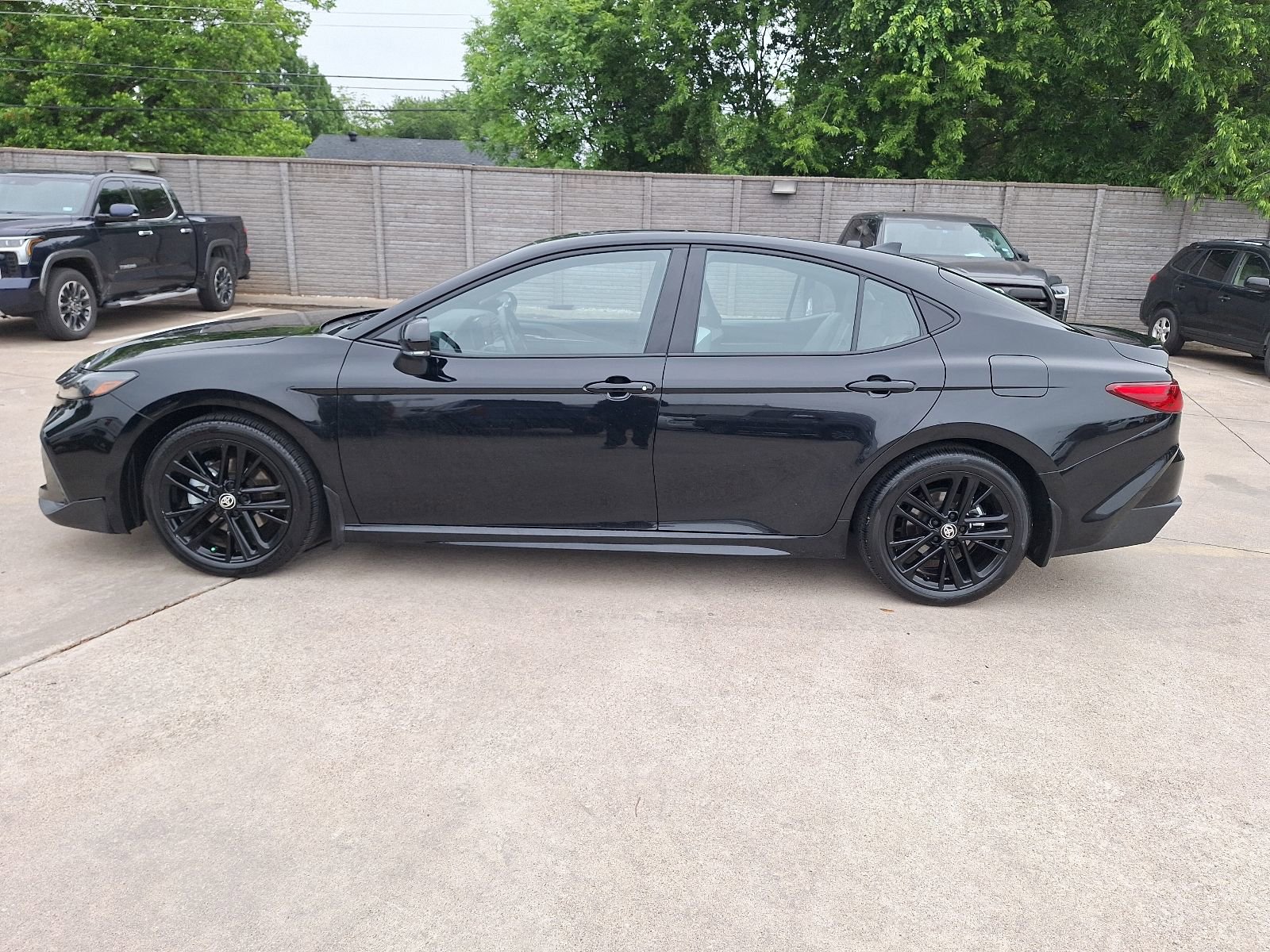 Used 2025 Toyota Camry SE FWD image 3