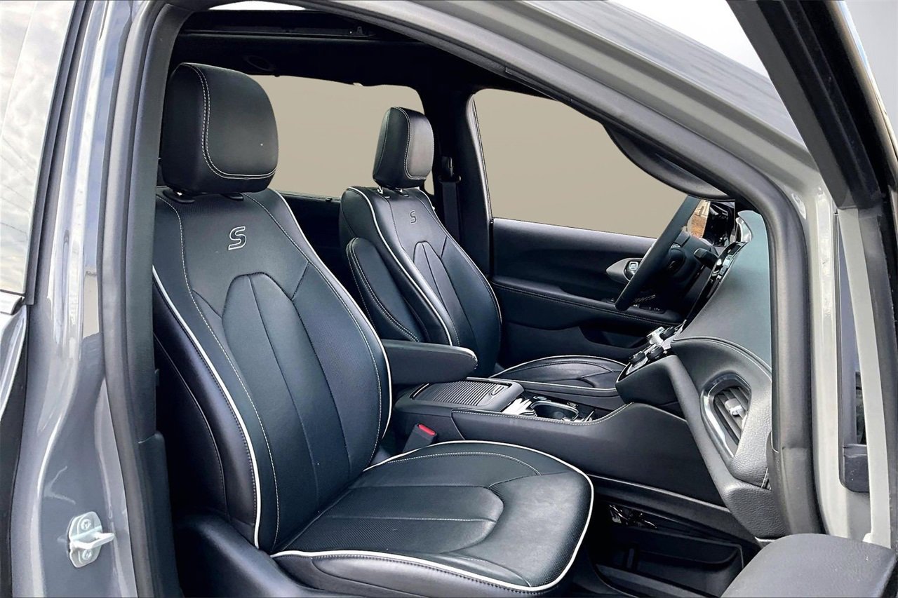 Used 2023 Chrysler Pacifica Limited w/ S Appearance Package image 23