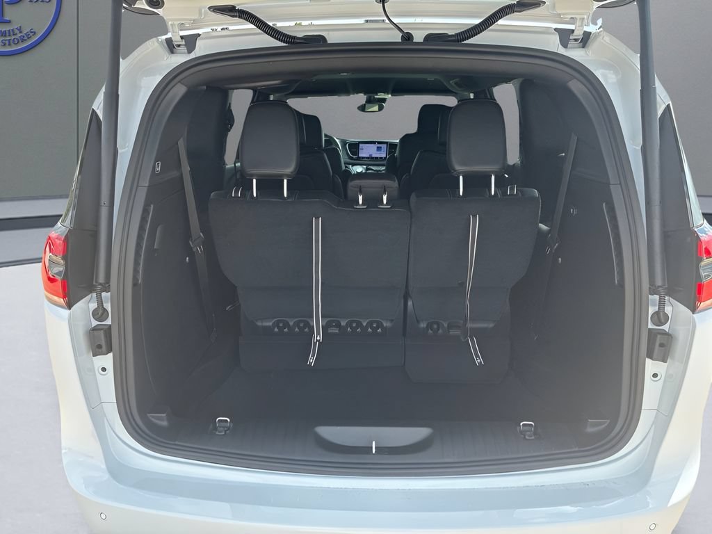 New 2027 Chrysler Pacifica Select AWD/4WD image 9