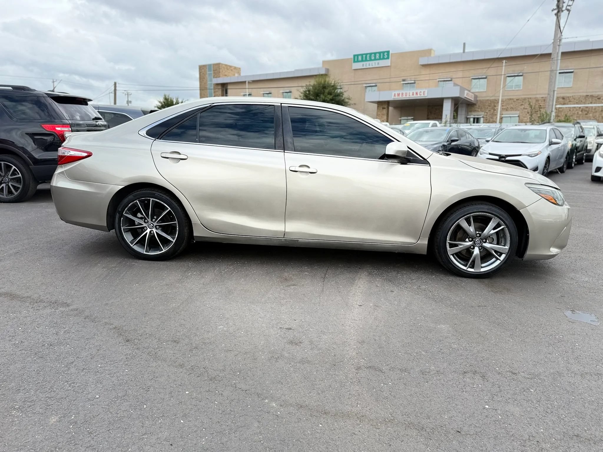 Used 2017 Toyota Camry XSE FWD image 2