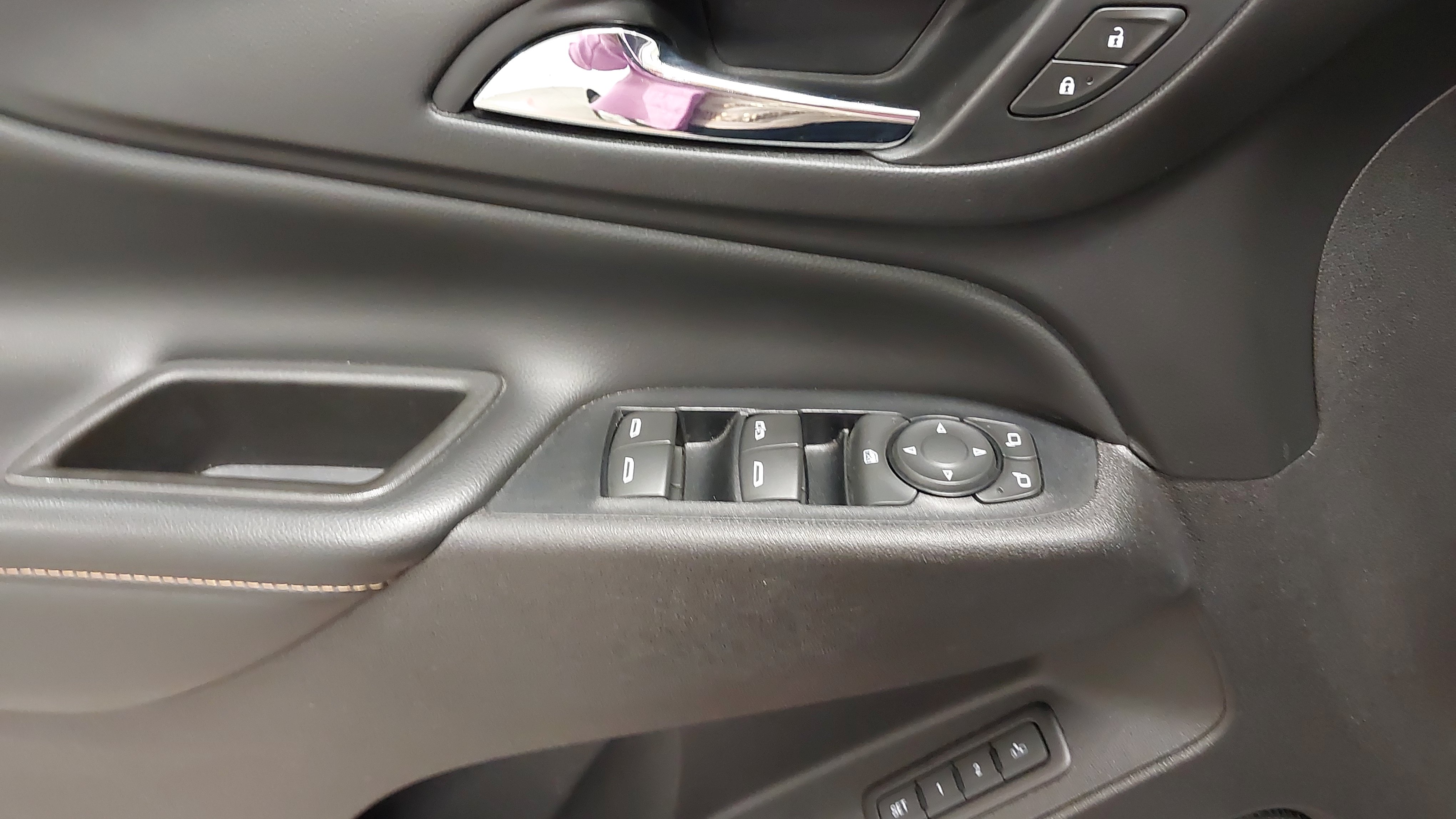 Used 2018 Chevrolet Equinox Premier AWD/4WD image 25