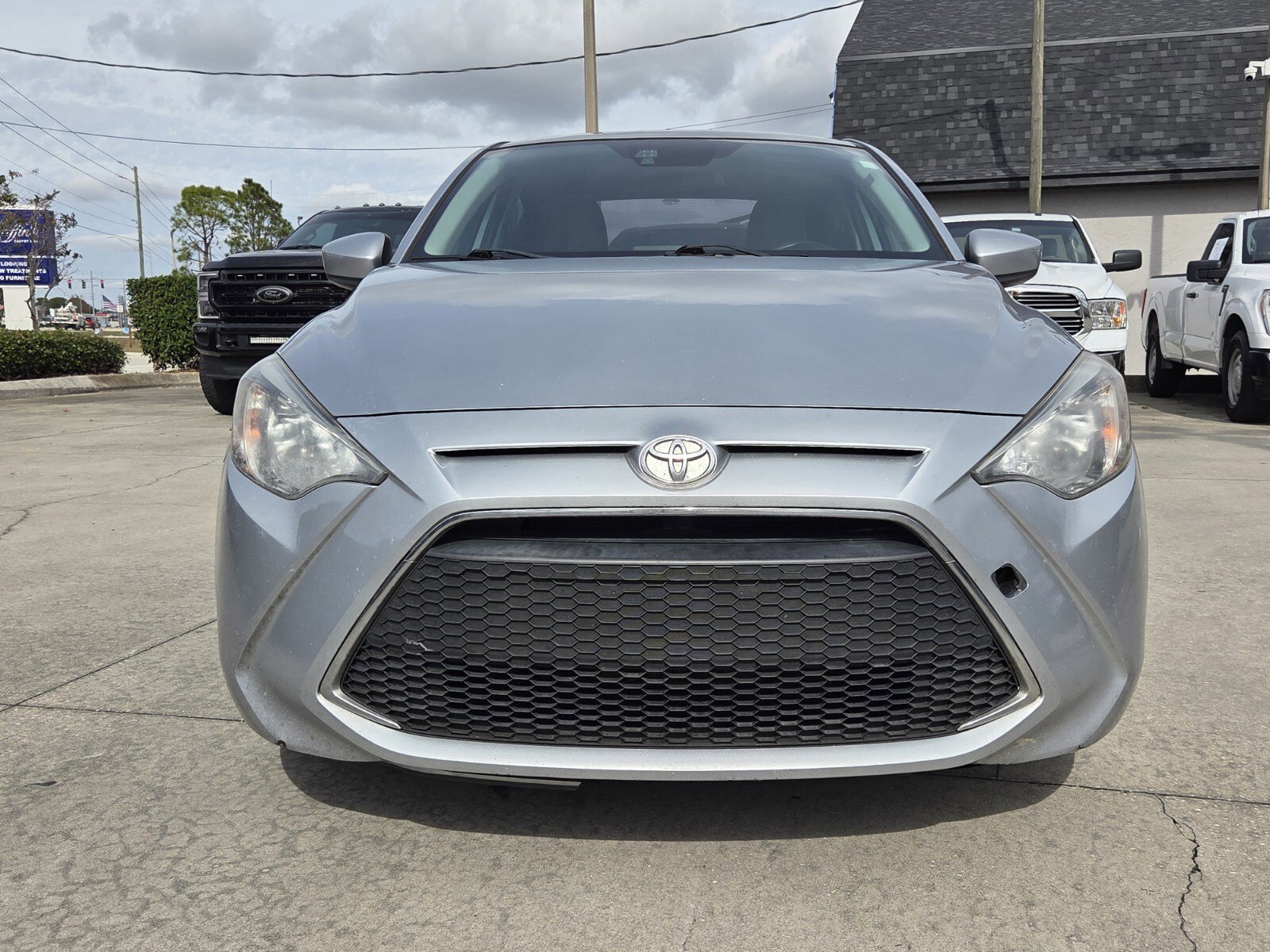 Used 2019 Toyota Yaris L image 2