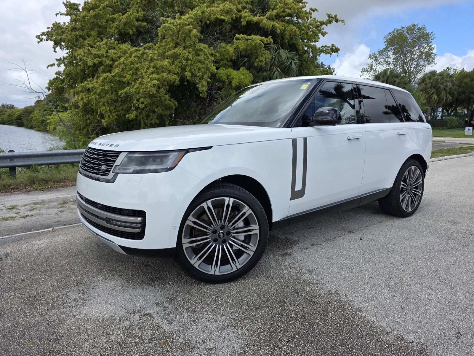 Certified 2024 Land Rover Range Rover SE AWD/4WD image 1