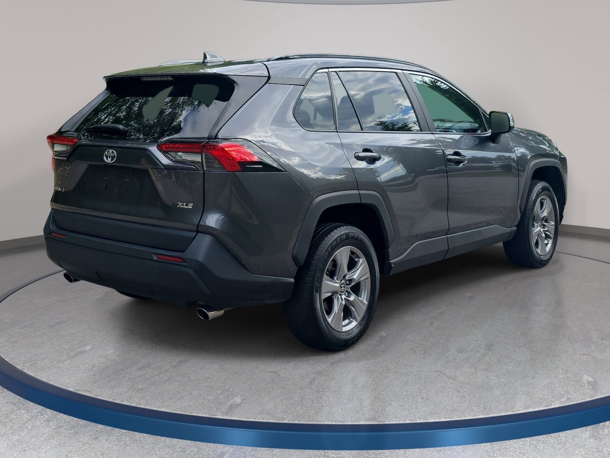 Used 2025 Toyota RAV4 XLE FWD image 5