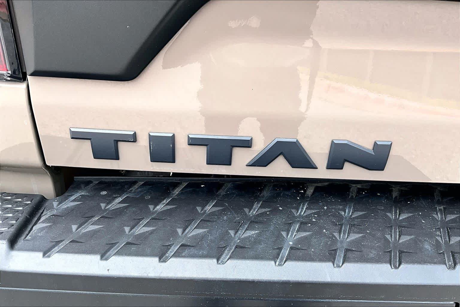 Used 2024 Nissan Titan PRO-4X w/ Off Road Protection Package AWD/4WD image 10