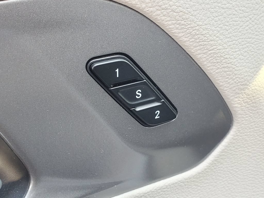 Used 2024 Chrysler Pacifica Touring-L FWD image 9