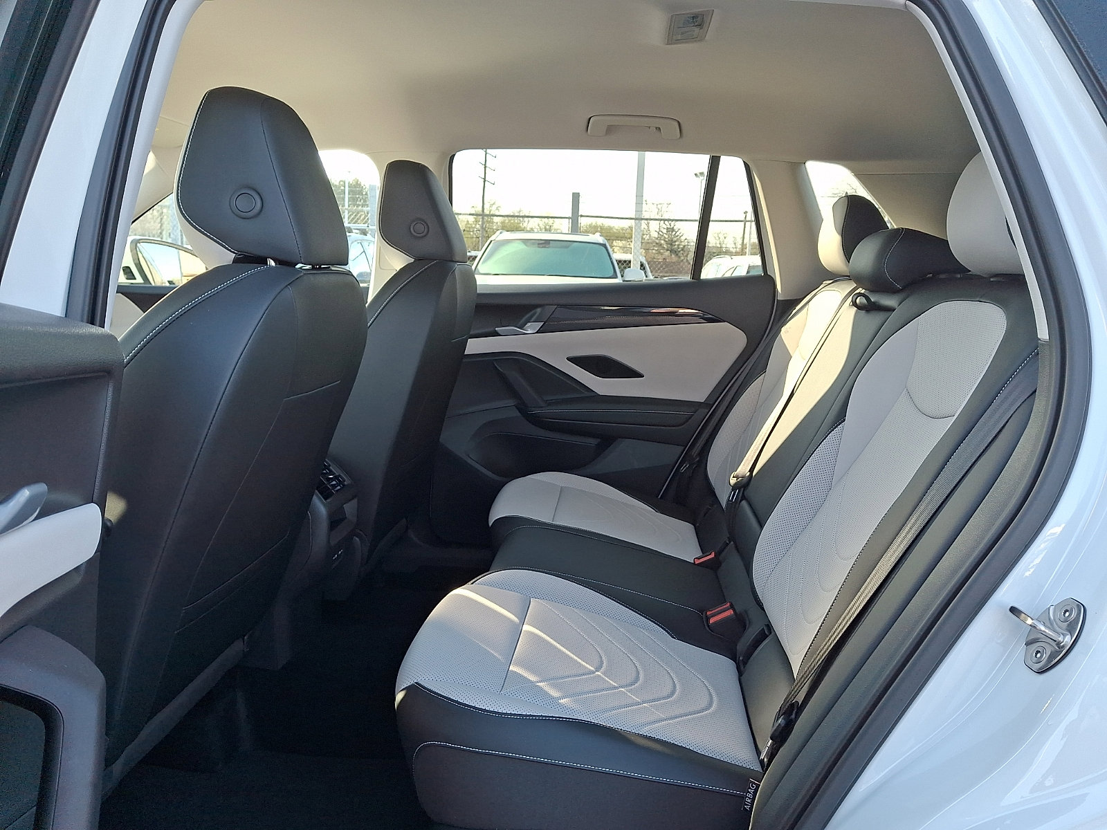 Certified 2025 Volkswagen Tiguan SE image 10