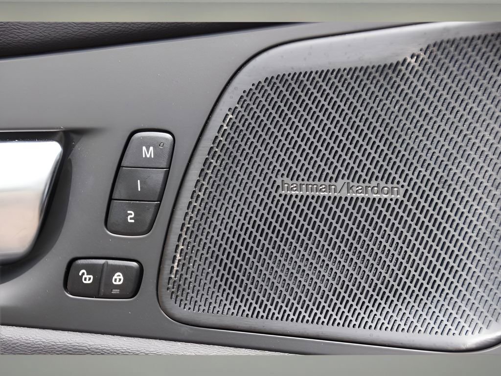 Certified 2025 Volvo XC60 B5 Ultra w/ Protection Package Premier image 27