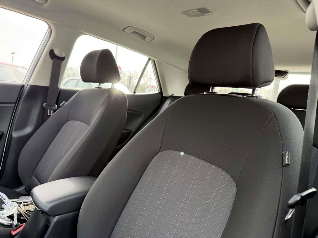 Certified 2025 Hyundai Venue SE image 9