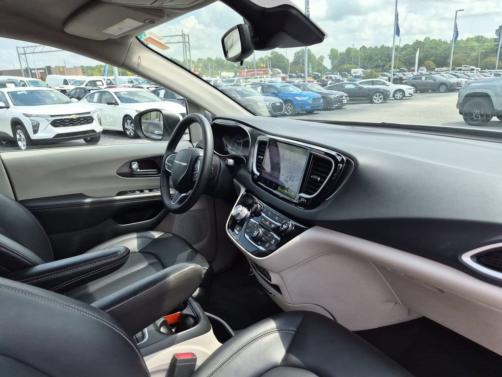 Used 2023 Chrysler Pacifica Touring-L FWD image 36