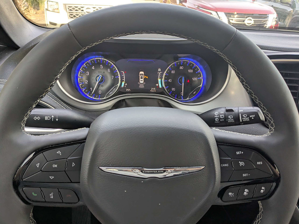 Used 2025 Chrysler Pacifica Limited FWD image 29