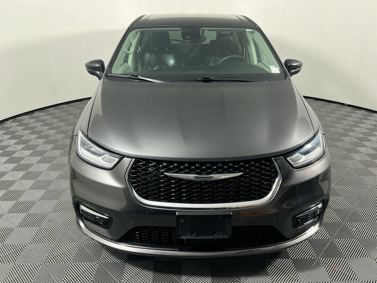 Used 2023 Chrysler Pacifica Touring-L FWD image 8