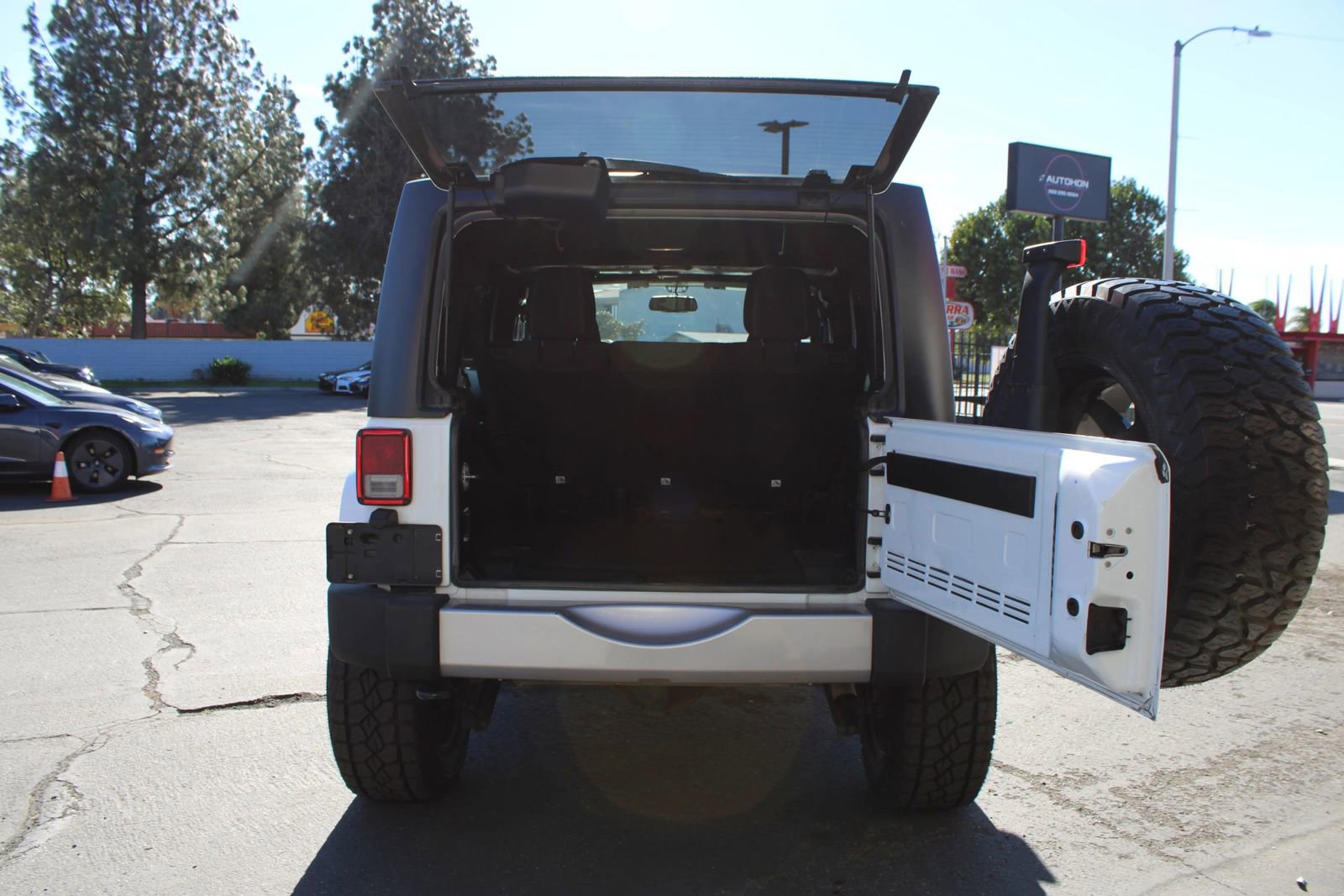 Used 2018 Jeep Wrangler Unlimited Sahara w/ Connectivity Group image 10